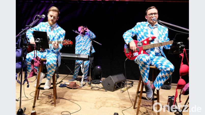 Ob in bayerisch weiß-blau oder in Lederhosn - urig und schräg trumpfen die drei Oberpfälzer bei der Jubiläumsshow in Oberfranken auf Bild: do