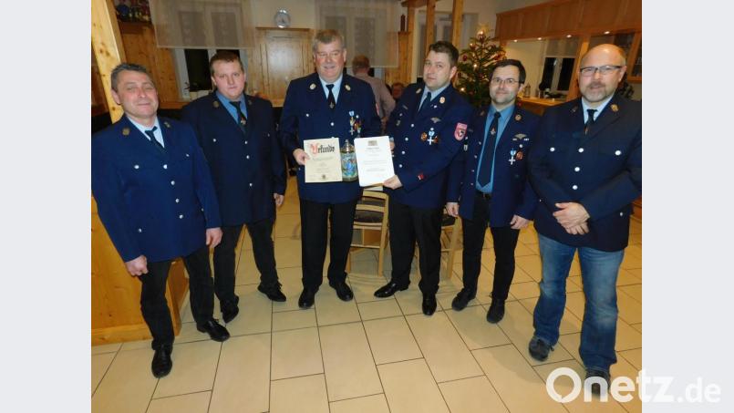 Vorsitzender Bernd Preißinger, der neue Kommandant Tobias Opel (von links), stellvertretender Vorsitzender Stefan Bauer, Zweiter Kommandant Roland Küffner und Markus Schirmer würdigten das jahrzehntelange Engagement von Reiner Schneider (von rechts) mit Urkunde, Ehrenkrug und Reisegutschein. Bild: hai
