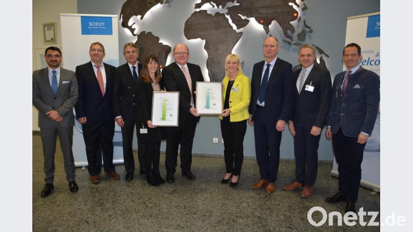 Gleich zwei Zertifikate zum Thema Arbeitssicherheit und Gesundheitsvorsorge wurden der Schott-AG in Mitterteich überreicht. Mit dabei waren (von links) Dr. Patrick Markschläger, Dieter Birner, Regierungspräsident Axel Bartelt, Nadja Beier (Personalreferentin Schott), Sicherheitsingenieur Markus Weig, Staatssekretärin Carolina Trautner, Standortleiter Stefan Rosner, Bürgermeister Roland Grillmeier und MdB Albert Rupprecht. Bild: jr