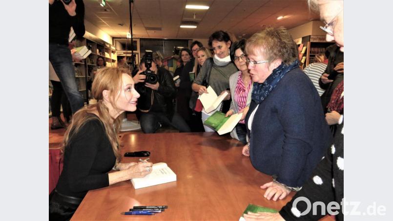 Bei der Autogrammstunde standen ldie Fans geduldig in einer langen Schlange an. Bild: ubb