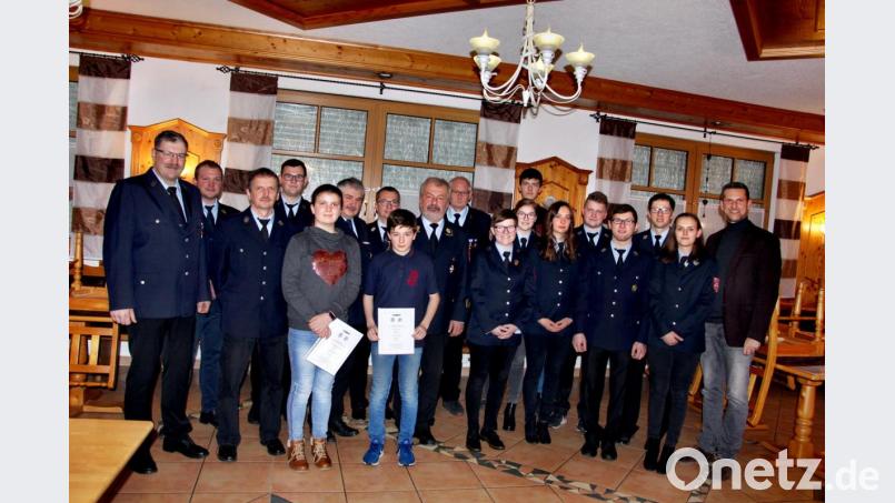 Die Führungskräfte des Landkreises der Gemeinde und der Wehr zusammen mit den aktiven Feuerwehrangehörigen, die Leistungsabzeichen und Urkunden durch eine erfolgreiche Fortbildung erworben haben. Bild: ds