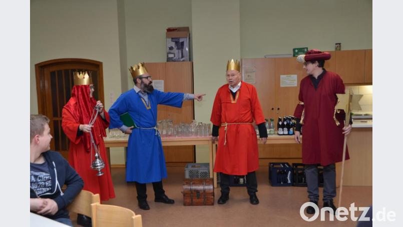 Vier nicht alltägliche Könige statteten heuer den aktiven Gemeindemitgliedern beim Mitarbeiterdankabend einen Besuch im Gemeindehaus ab. An der königlichen Schatztruhe hatten sie schwer zu schleppen. Ulrike Kießling, Fabian Endruweit, Stadtpfarrer Dieter Schinke und Uli Münchmeier (von links nach rechts) schlüpften in die Gewänder. Bild: dob