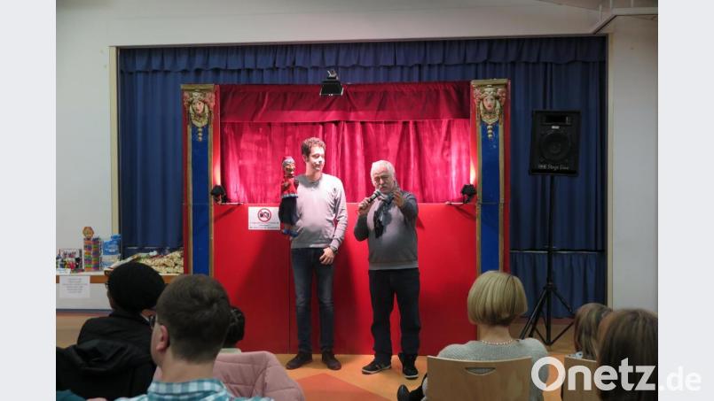 Die beiden Puppenspieler Marc Rehne (links) und sein Vater Otto Rehne begeisterten die Kinder mit ihrem Puppentheater. Bild: jzk