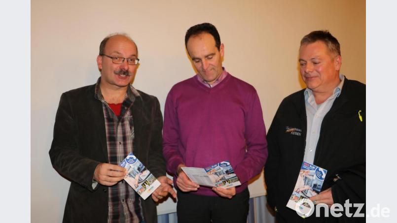 Den Flyer mit den Infos zur neuen Rufbus-Linie 30 stellen (von links) ZNAS-Geschäftsleiter Hans-Jürgen Haas, Bürgermeister Hans-Jürgen Strehl und Manfred Kugler vom Busunternehmen Meidenbauer vor. Bild: gru