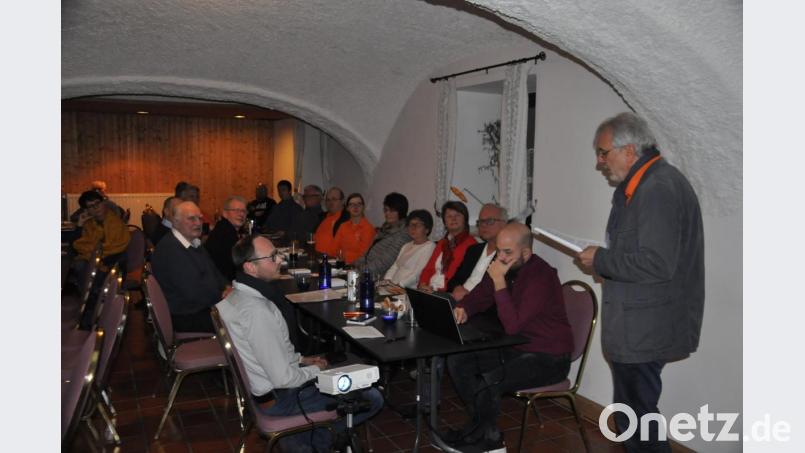 Vorsitzender Hans Schmid (stehend) und Bürgermeisterkandidat Thorsten Neugirg (vorne links) stellten Themen des Wahlprogramms vor. Bild: ak