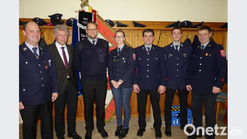 Im Bild die Feuerwehr-Führung mit Bürgermeister Lothar Müller (von links): Kommandant Michael Vollath, Bürgermeister Müller, Vorsitzender Christian Kulzer, die ehemalige Schriftführerin Nadja Kulzer, Kassier Sebastian Lindner, Zweiter Kommandant Stefan Kulzer und Zweiter Vorsitzender Alfons Gleißner. Nicht im Bild Schriftführer David Schön. Bild: Michael Vollath/exb