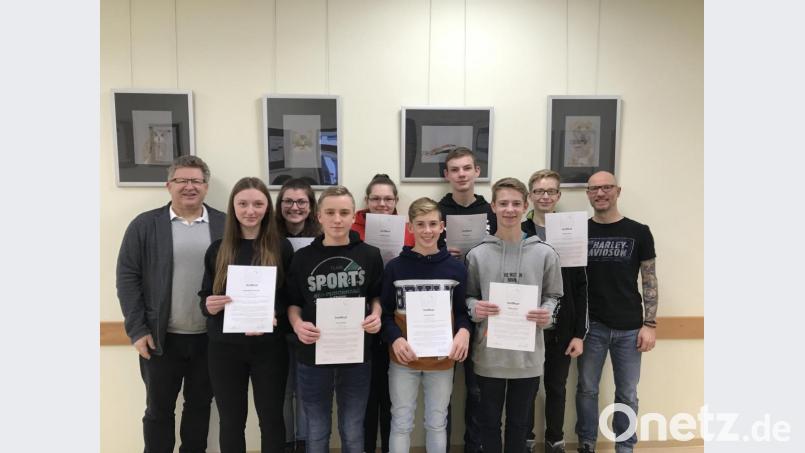 Schulleiter German Helgert (links) und der verantwortliche Lehrer Knut Müller (rechts) freuten sich, den ausgebildeten Medientutoren das T1-Zertifikat überreichen zu können. Bild: jzk