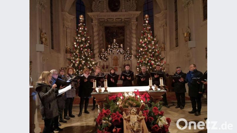 Ein musikalisches Feuerwerk brannte der Projektchor in der Pfreimder Pfarrkirche unter der Leitung von Franziska Käsbauer (links) ab. Begleitet wurde er von Johannes Eger am Piano und an der Orgel. Bild: hir