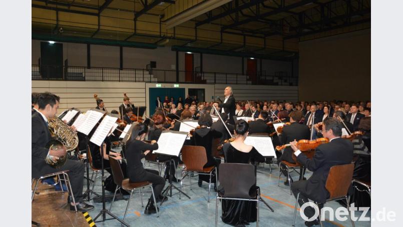 Das Orchester mit Chefdirigent Hans Richter begeisterte am Sonntagabend das Publikum in Mitterteich. Bild: jr