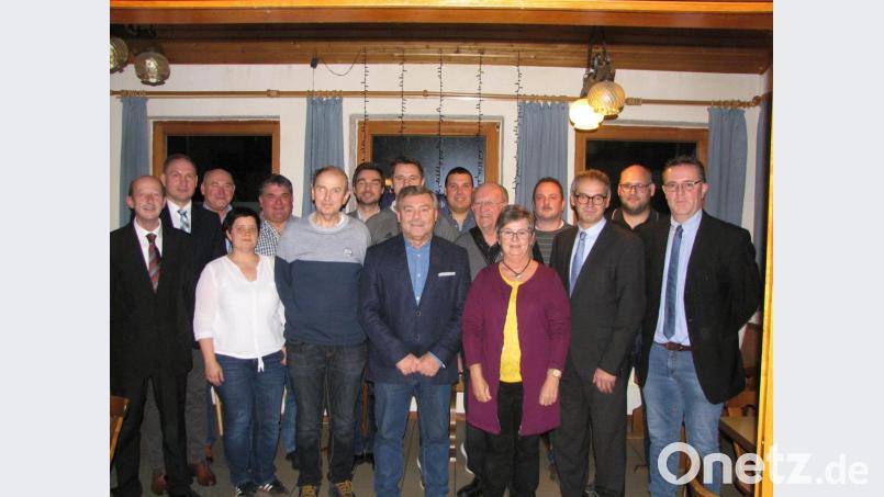 Mit einem neu gewählten Vorstand geht der VfB Mantel die nächsten zwei Jahre an. Vorsitzender Richard Paulus (links), Bürgermeister Richard Kammerer (Zweiter von links) und MdL Stephan Oetzinger (Siebter von links) beglückwünschen die Amtsinhaber zu ihrer Wahl. Bild: knh