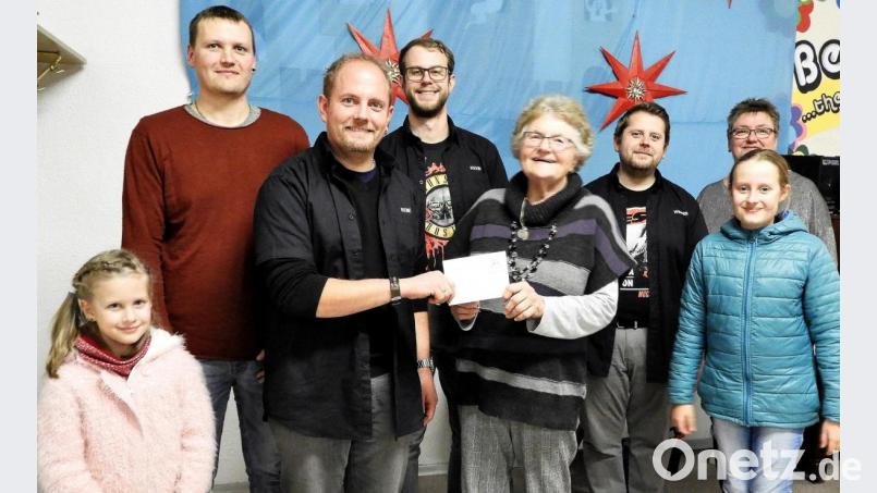 Andreas Brandl, Benjamin Mayer, Kevin Puß (von links) und Pascal Mayer (Sechster von links) überreichten die Spende an Chorleiterin Christa Holm und Vorsitzende Birgit Sailer (hinten rechts) sowie zwei Vertreterinnen des Kinderchors. Bild: exb