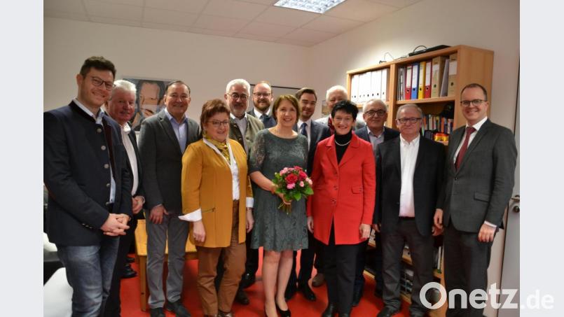 Dichter Parteienverkehr im Bürgerbüro der Landtagsabgeordneten Annette Karl (vorne mit Blumenstrauß): Unter anderem gratulierte Bayerns Vizelandtagspräsident Markus Rinderspacher (rechts). Bild: wpt