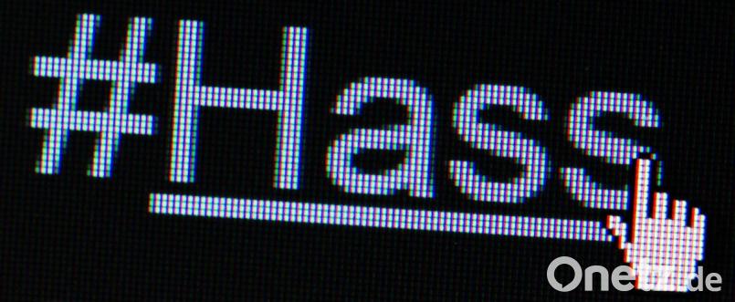 Der Hashtag "#Hass" ist auf einem Bildschirm zu sehen. Hass und Hetze vergiften das Klima in der Kommunalpolitik. Bild: Lukas Schulze