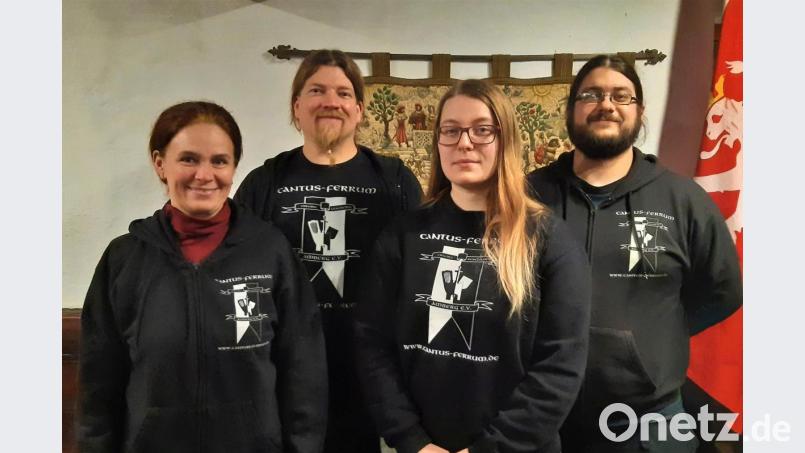 Alle zwei Jahre wählen die Mitglieder von Cantus Ferrum ihren Vorstand. An der Spitze des Vereins für erlebte Geschichte stehen künftig (von links) Kassiererin Claudia Fehringer, der wiedergewählte Vorsitzende Jörg Pickelmann, Schriftführerin Katharina Winkler und stellvertretender Vorsitzender Tobias Weidler. Bild: Laura Pickelmann/exb