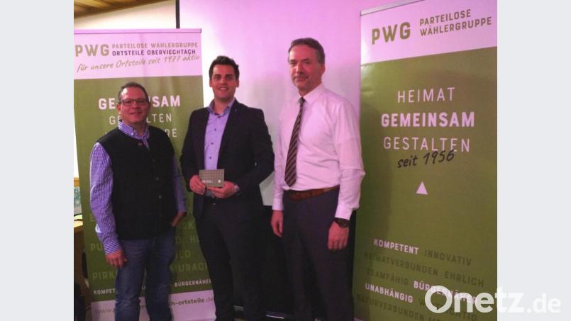 Bürgermeisterkandidat Rudolf Teplitzky (Mitte) gab bei der Auftaktveranstaltung der PWG zur Kommunalwahl ein Statement für seine Heimatstadt. Die Vorsitzenden der PWG Oberviechtach und der PWG der Ortsteile, Michael Preiß (rechts) und Egbert Völkl, stehen hinter dem Hoffnungsträger. Bild: exb