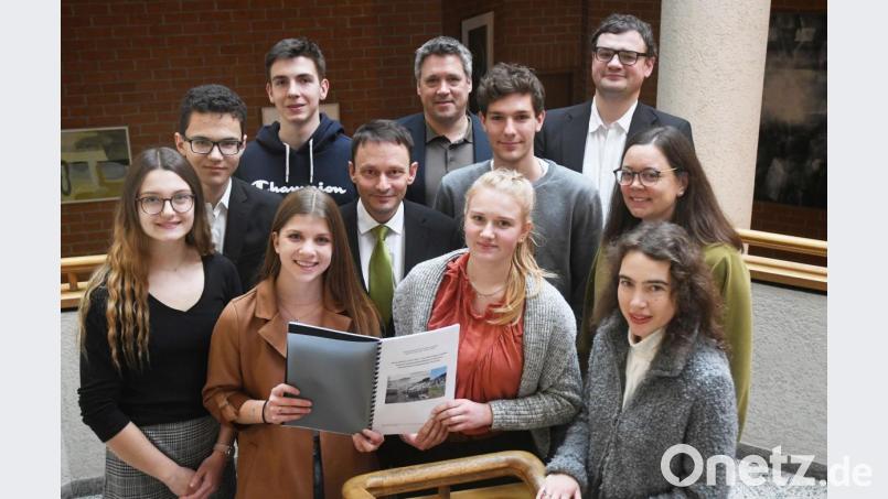 Die Preisträger Geschichtswettbewerbs ,Teresa Bodenmeier, Sebastian Kneidl und Susann Grochowina (von links nach rechts) präsentieren ihre Arbeit. In der Mitte steht Bürgermeister Jens Meyer. Die Schüler Lukas Niewenhuys (Vierter von rechts), Hanna Häring (vorne Mitte rechts mit der Arbeit in der Hand) und Jakob Kraft (Vierter von links) haben Meyer von ihrem Austauschprojekt mit Italien berichtet. Bild: Gabi Schönberger