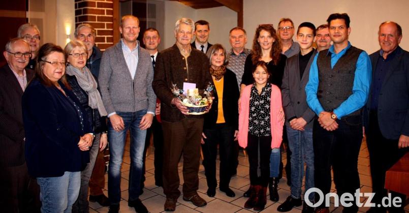 Die Vereinsdelegierten mit dem Männergesangsverein, der ein Ständchen brachte, mit dem Geburtstagskind Hubert Trottmann (Mitte) und Ehefrau Inge im Kreise der Freunde. Bild: zer