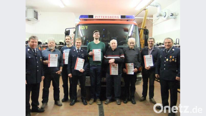 Die geehrten, Feuerwehrleute (ab Zweitem von links): Josef Scharf, Ulrich Beer, Thorsten Meierhofer, Robert Scheibl, Hans Beer, Josef Mulzer und Hermann Vollath; links Vorsitzender Richard Scharf, rechts Kommandant Hubert Huger. Bild: gm
