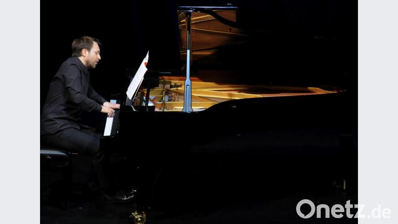 Beethovens Klaviersonaten zählen zu den bedeutendsten Werken der klassischen Klavierliteratur. Herbert Schuch trifft beim Konzert im Stadttheater Amberg den richtigen Ton. Die Farben des Klaviers formen die Stimmungen und Charaktere mit großer Prägnanz und Leidenschaft. Bild: Stephan Huber