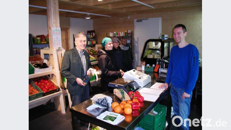 Im Neubaugebiet Brunnäcker betreibt Christof Heidenreich einen Naturkostladen. Die Stammgäste aus Mehlmeisel sind ihm geblieben und kommen gerne in das neu erbaute Holzhaus, wo in der untersten Etage der Laden untergebracht ist. Bürgermeister Ludwig König stattete dem neuen Laden einen Besuch ab und wünschte viel Erfolg. Bild: ld