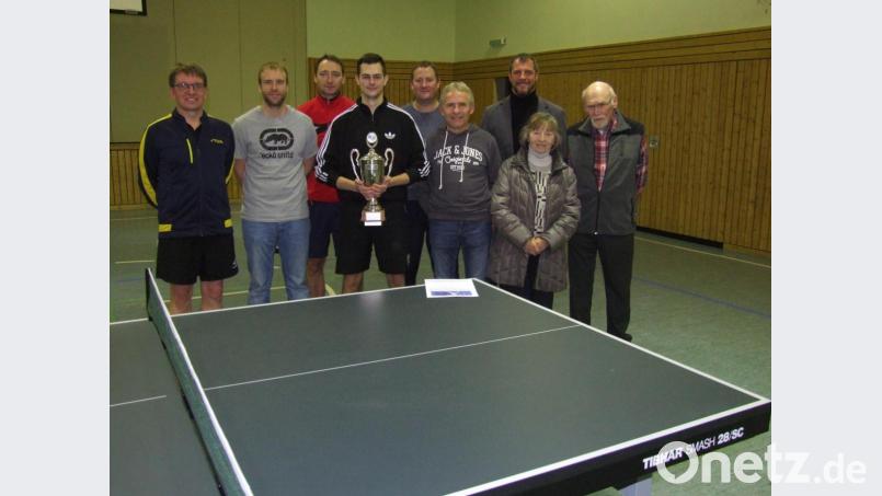 Die Vereinsmeisterschaften sowie der Fritz-Scharnagl-Pokal fanden vor kurzem bei den Tischtennisspielern statt. Im Bild (von links) Andreas Ockl, Spartenleiter Christoph Sporrer, Thorsten Ziegler, Sebastian Bartsch, Tobias Kollarik, Robert Wameser, Sport- und Jugendbeauftragter Huberth Rosner sowie Elfriede und Fritz Scharnagl. Bild: hä