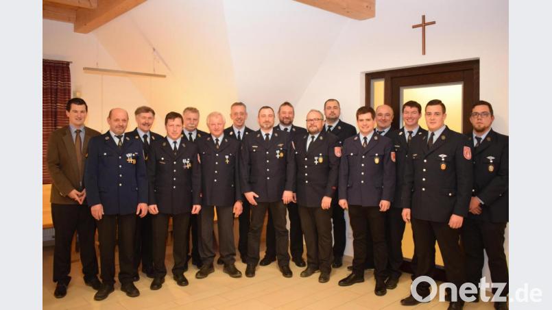 Eine ganze Reihe von Mitglieder konnte die Feuerwehr Söllitz für ihren aktiven Dienst in der Feuerwehr auszeichnen. Die Ehrenkreuze in Silber und Gold überreichten Bürgermeister Martin Schwandner und die Führungskräfte der Feuerwehr. Bild: bnr