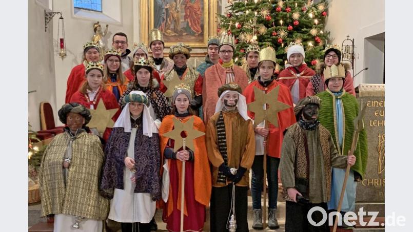Die Ministrantenschar zieht von der Pankratiuskirche aus durch den Ort. Den Buben und Mädchen macht die Tour Spaß und ein ansehnlicher &quot;Batzen Geld&quot; kommt auch zusammen. Repro: nm