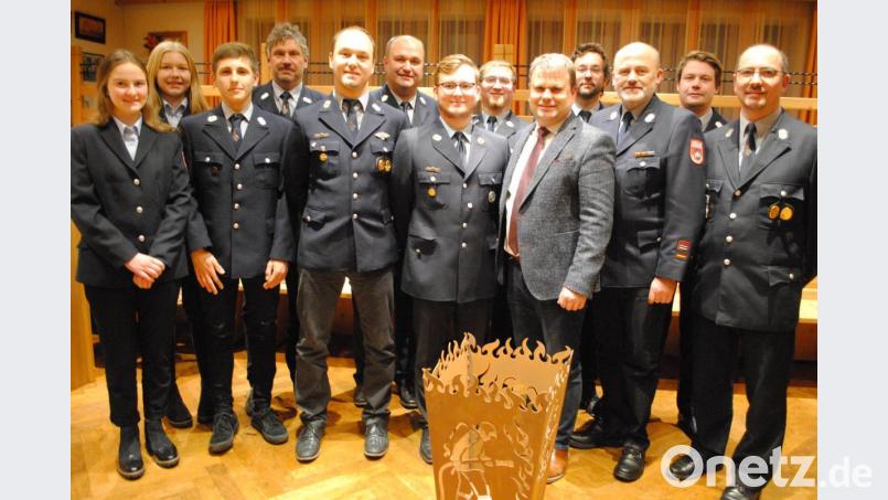 Stellvertretender Kommandant Thomas Wilhelm (Dritter von rechts) stellt nach 23 Jahren sein Amt zur Verfügung. Nachfolger wird Fabian Zetzl (Fünfter von links). Bild: gag