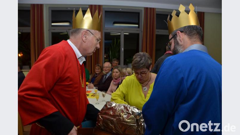 Vier nicht alltägliche Könige statteten heuer den aktiven Gemeindemitgliedern beim Mitarbeiterdankabend einen Besuch im Gemeindehaus ab. Jeder Gast durfte sich aus der königlichen Schatztruhe bedienen. Bild: dob