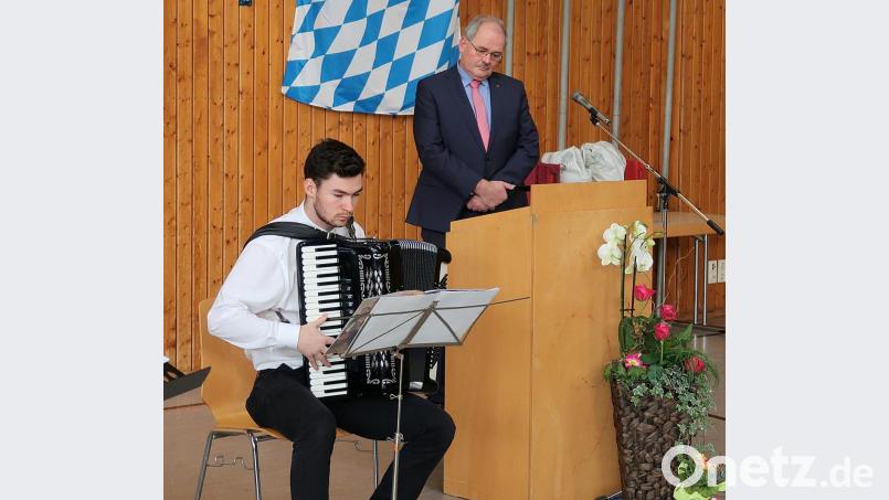 Auch Manuel Schmidt am Akkordeon begleitete den Neujahrsempfang. Bild: bsc