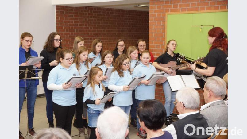 Der Kinder- und Jugendchor „Bunte Töne“ unter Leitung von Franziska Hösl gestaltete musikalisch den offiziellen Teil. Bild: bkr