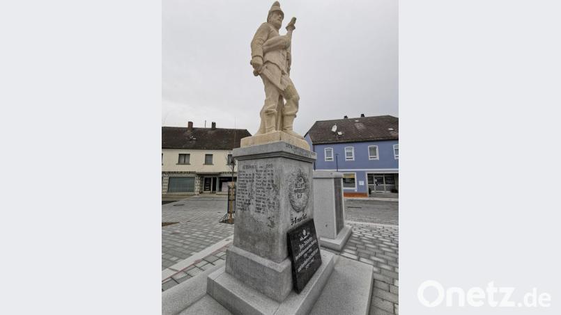 Auf die Flecken am Sockel des Denkmals wies Albert Grießl vom Kriegerverein hin. Bild: gz