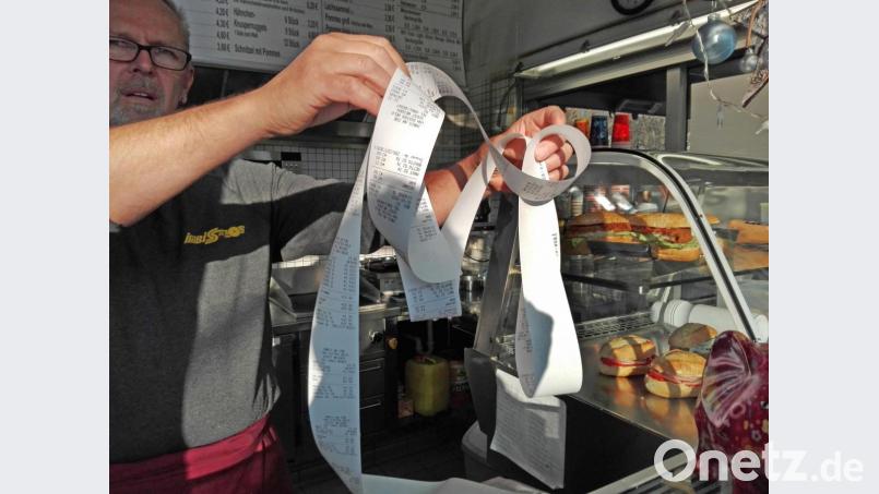 Kein Kunde verlangt zur Bratwurstsemmel einen Kassenbeleg, sagt Imbiss-Besitzer Dieter Held. Dementsprechend lang ist die Schlange der verschmähten Bons am Endes des Arbeitstages. Bild: shl