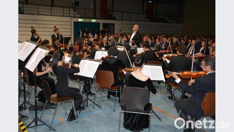 Das Orchester mit Chefdirigent Hans Richter begeisterte am Sonntagabend das Publikum in Mitterteich. Bild: jr