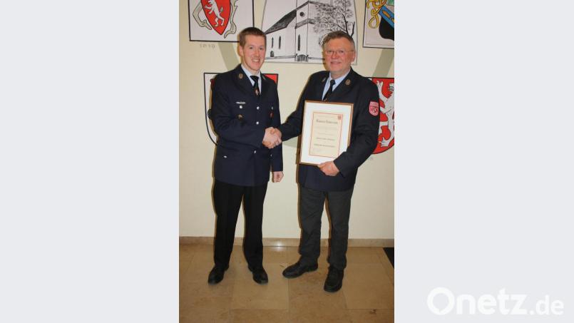 Für sein langjähriges vorbildliches Engagement wird Hannes Hübner (rechts) zum Ehrenmitglied der Feuerwehr Oberbibrach ernannt. Vorsitzender Martin Kräml überreicht ihm im Namen des Vorstands die dazugehörige Urkunde. Bild: edo