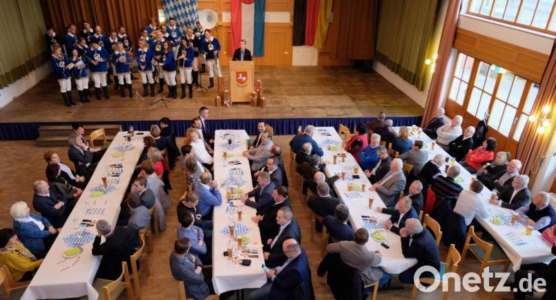 Der Bürgersaal des Josefshauses war voll besetzt, als der CSU-Ortsvorsitzende Florentin Siegert (am Rednerpult) den 36. Dreikönigsfrühschoppen eröffnete, nachdem der Musikzug die Besucher schwungvoll musikalisch empfangen hatte. Bild: u