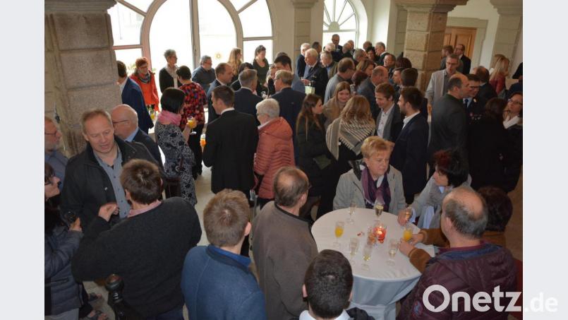 Nach dem offiziellen Teil gab es im Schlossfoyer die Möglichkeit zu Gesprächen. Bild: jr