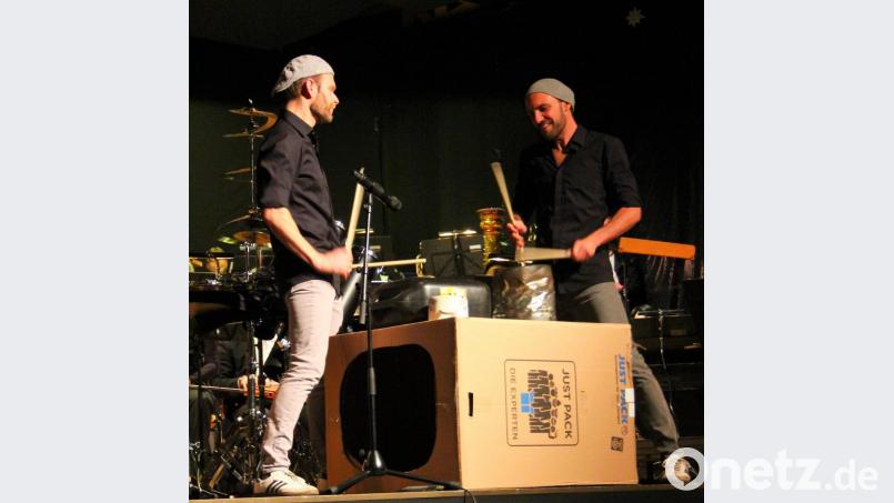 Als würden sie um ihr Leben trommeln: Das Duo &quot;Double Drums&quot; begeisterte in Kettelerhaus. Bild: stg