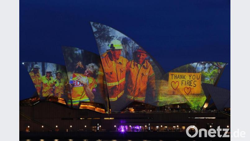 Als Dank für den Einsatz der Feuerwehrleute wurden diese Bilder auf die Segel des Opernhauses in Sydney projiziert. Bild: dpa/Paul Braven