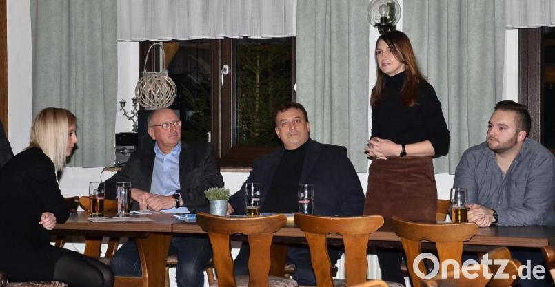 Nicole Hoch wirbt mit den Markträten Ewald Zetzl und Josef Kleber (von links) um Sitze im neuen Waidhauser Marktrat, für den auch Maria Reichenberger-Hösl (stehend) und Dominik Zintl auf der CSU-Liste kandidieren. Bild: fjo