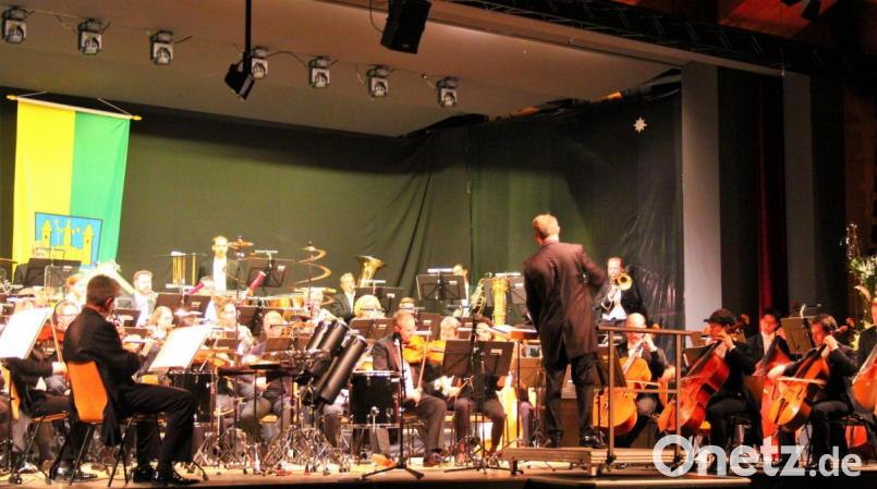 Die Hofer Symphoniker unter der Leitung von Johannes Klumpp sorgten für gelungenen orchestralen Klang beim Neujahrskonzert. Bild: stg