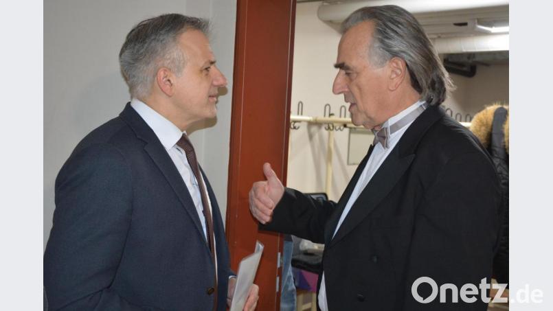 Bürgermeister Roland Grillmeier (links) im Gespräch mit Chefdirigent Hans Richter Bild: jr