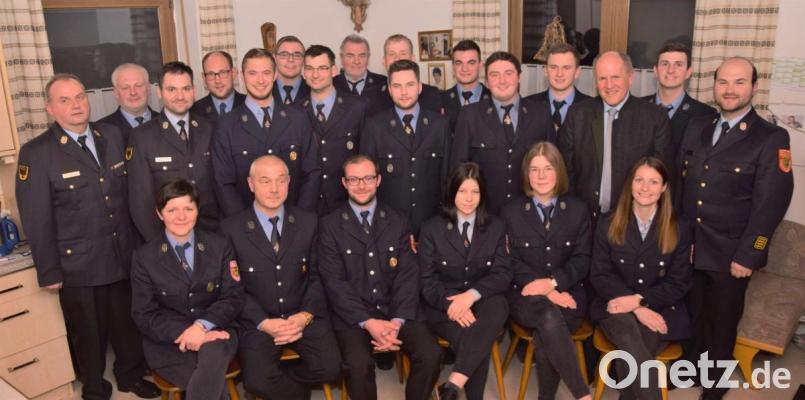 Der gesamte Vorstand der Feuerwehr Engleshof mit Vorsitzendem Martin Klier (vorne, Zweiter von links) und Kommandant Simon Kick (vorne, Dritter von links) und den Neuaufnahmen sowie Kreisbrandrat Marco Saller (rechts). Bild: fz