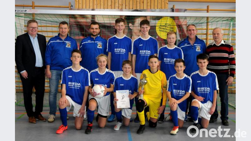 Die C-Junioren des SV Raigering gewannen mit einem Finalsieg gegen den FSV Gärbershof den Stadtmeistertitel im Hallenfußball. Bei der Siegerehrung gratulierten Oberbürgermeister Michael Cerny (links) und der Vorsitzende des Stadtverbandes für Sport, Norbert Fischer (rechts). Bild: Stephan Huber