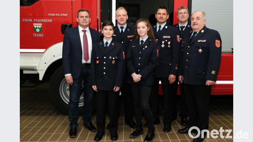 Bei der Feuerwehr Teunz sind (vorne) Florian Brandstätter und Emilia Schlosser zu neuen Jugendbeauftragten gewählt worden. Als Kommandanten sind Andreas Brandstätter (Dritter von rechts) und Berthold Eckl dahinter (Dritter von links) bestätigt worden. Zur Wahl gratulierten Bürgermeister Norbert Eckl (links), Kreisbrandinspektor Richard Fleck (rechts) und Kreisbrandmeister Christian Weinfurtner. Bild: tkr