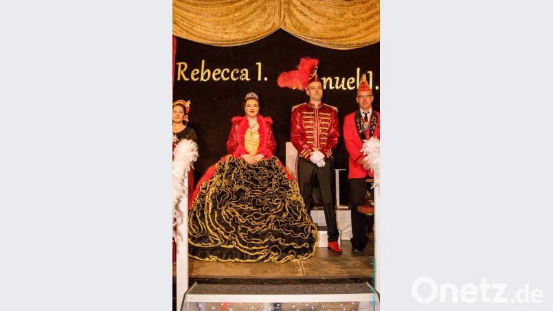 Die Kostüme des Prinzenpaares Rebecca I. und Manuel I. sind ein Traum in Rot, Schwarz und Gold. Bild: sml