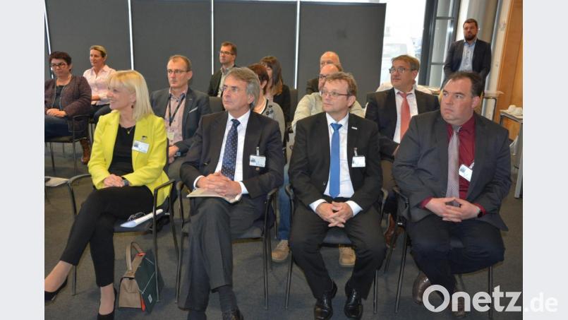 Mit einem Festakt wurde der Schott AG am Standort Mitterteich gleich zwei Zertifikate zum Thema Arbeitssicherheit und Gesundheitsvorsorge überreicht. Vor Ort mit dabei waren (von links) Staatssekretärin Carolina Trautner und Regierungspräsident Axel Bartelt Bild: jr