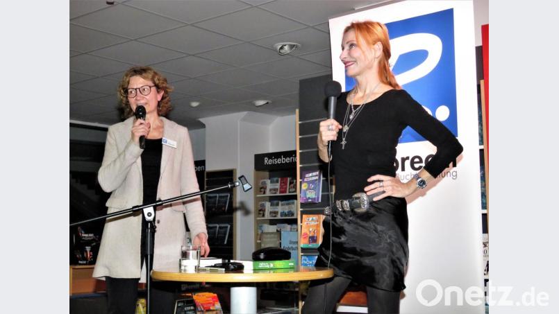 Buchhändlerin Maria Rupprecht begrüßte die Schauspielerin herzlich als eine gute Bekannte, die bereits mehrmals in den Rupprecht-Buchhandlungen vorgelesen hat. Bild: ubb