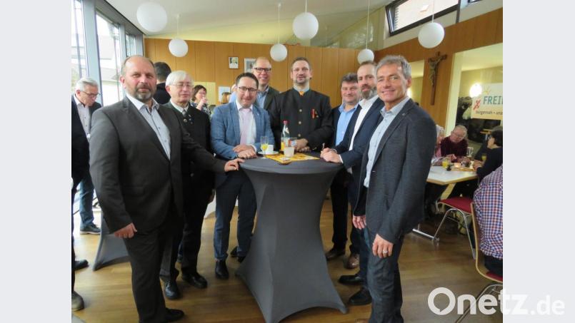 Die Freien Wähler danken Tobias Gotthard für seine Worte. Bild: adj