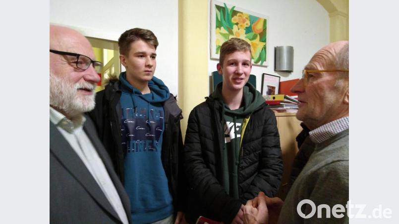 Nach dem Vortrag diskutierten die Teilnehmer der Philosophie-Reihe noch lange mit dem Referenten Klaus Hoffmann (rechts). Bild: mma